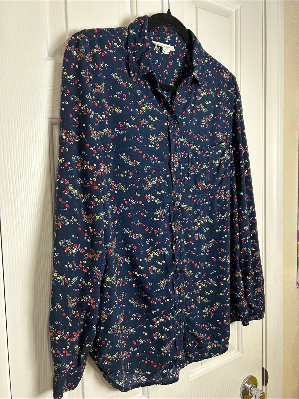 beachlunchlounge Navy Floral Button-Down Shirt Medium - Picture 3 of 11